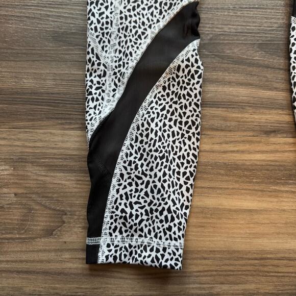 Lululemon inspire leggings miss mosaic white / black size 2 - Picture 9 of 9